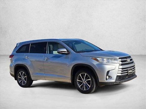 Used 2017 Toyota Highlander XLE image 3