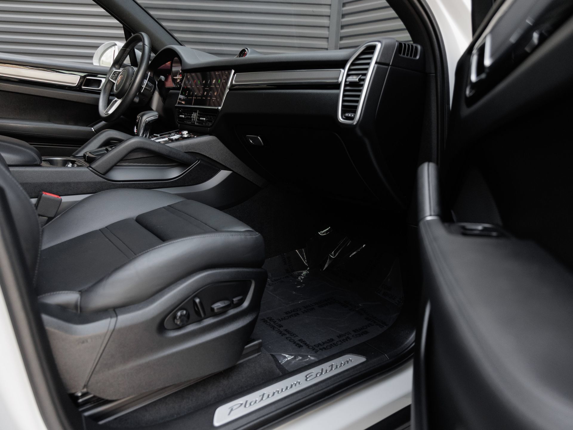Certified 2023 Porsche Cayenne Platinum Edition AWD/4WD image 37