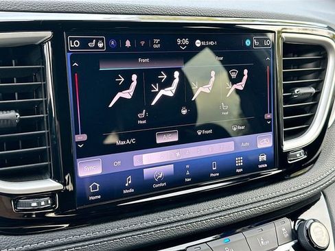 Used 2024 Chrysler Pacifica Select image 16