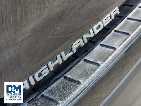Used 2022 Toyota Highlander XLE FWD image 17