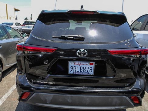 Used 2023 Toyota Highlander LE FWD image 8