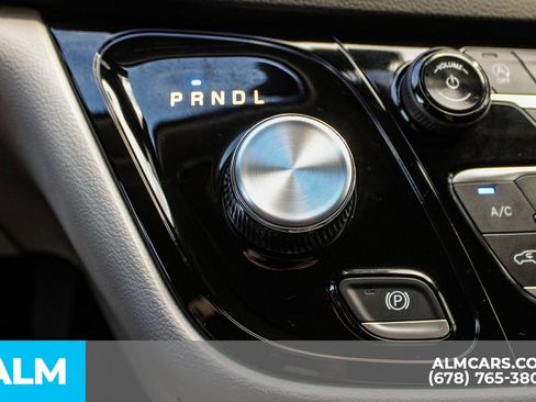 Used 2024 Chrysler Pacifica Touring-L FWD image 38