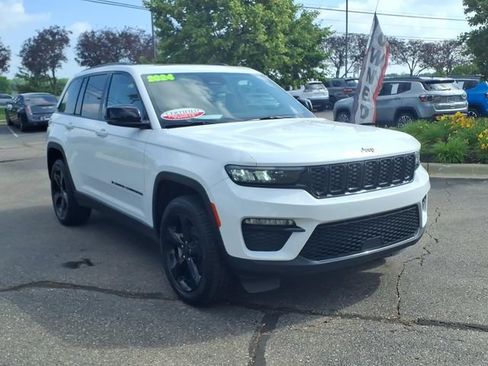 Certified 2024 Jeep Grand Cherokee Limited w/ Black Appearance Package AWD/4WD image 3
