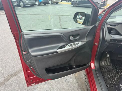 Used 2015 Toyota Sienna SE Premium image 12