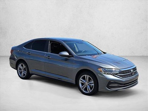 Used 2023 Volkswagen Jetta SE w/ Panoramic Sunroof Package FWD image 3