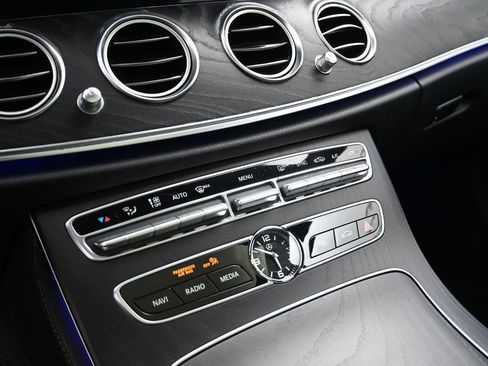 Used 2018 Mercedes-Benz E 300 4MATIC image 6