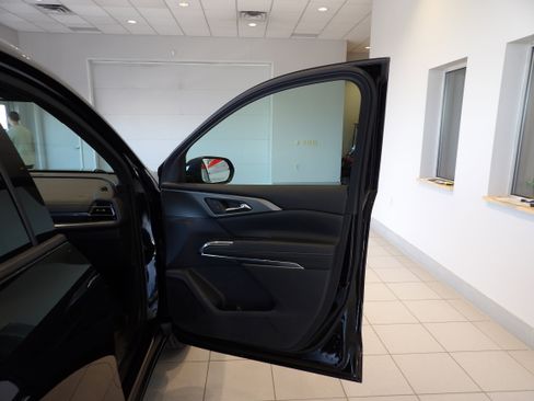 Used 2024 Chevrolet Traverse LT image 23