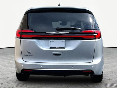 Used 2024 Chrysler Pacifica Touring-L FWD image 5