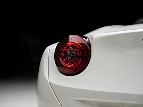 Used 2015 Ferrari California T RWD image 30