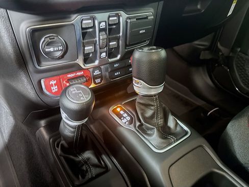 New 2025 Jeep Wrangler Rubicon w/ Technology Group image 18