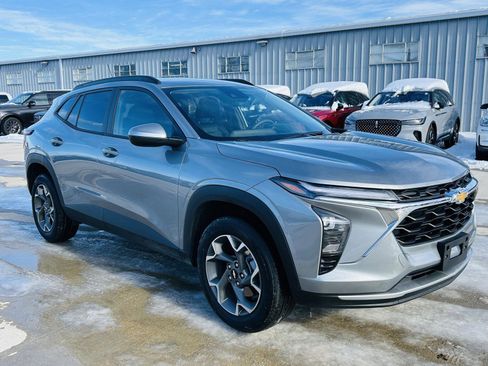 Used 2025 Chevrolet Trax LT image 2