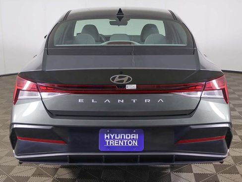 Certified 2025 Hyundai Elantra SEL FWD image 15