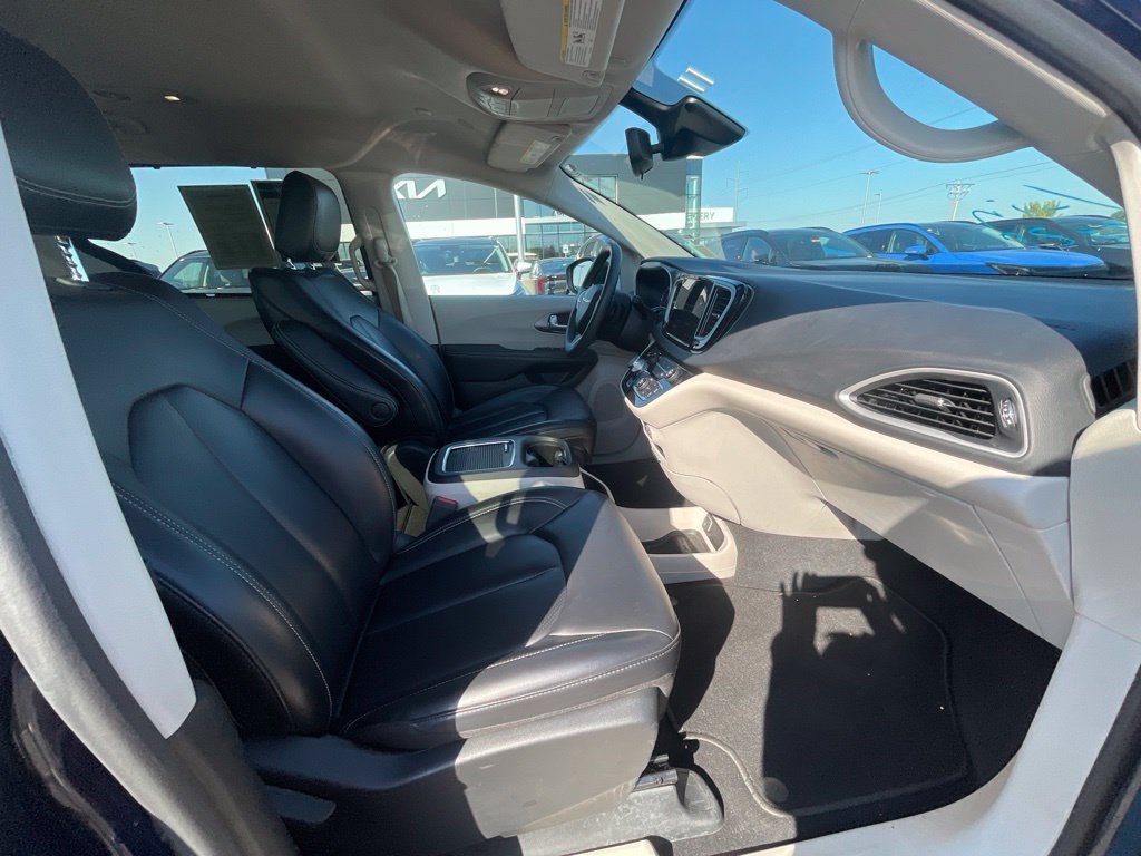 Used 2023 Chrysler Pacifica Touring-L FWD image 25