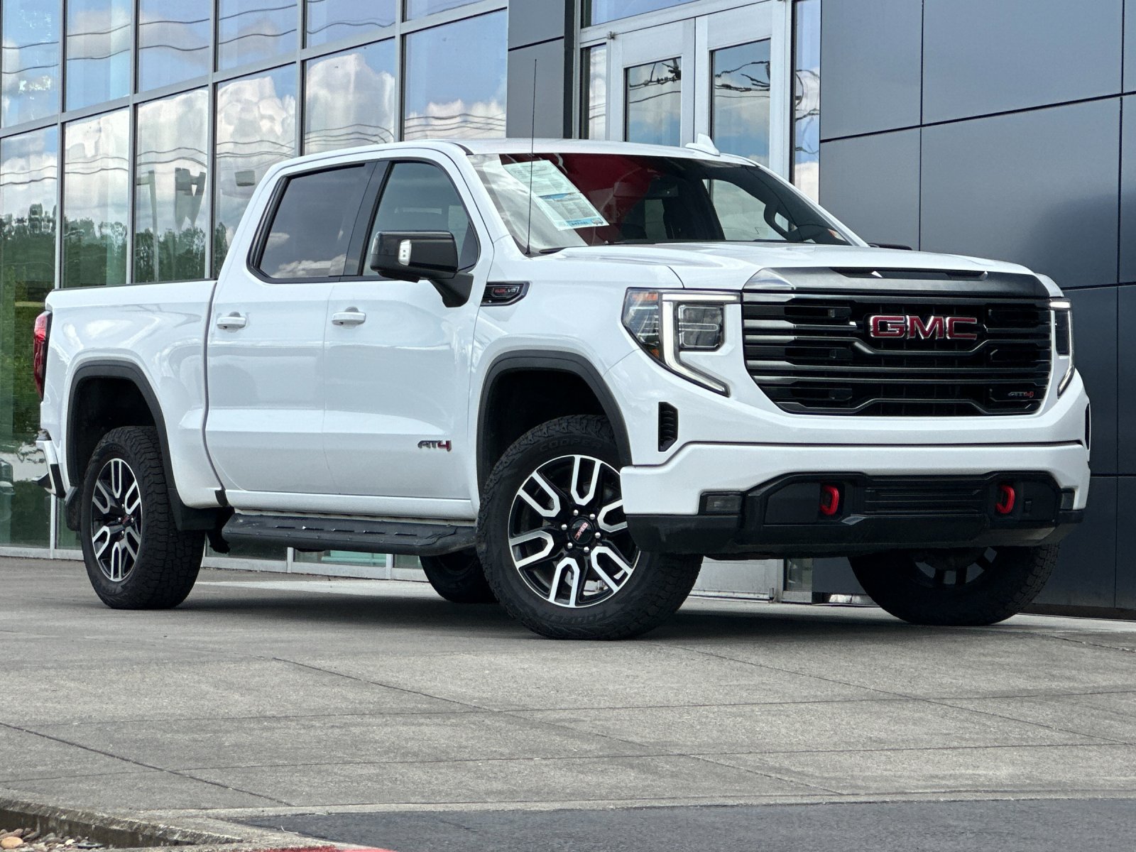 Used 2022 GMC Sierra 1500 AT4 w/ AT4 Preferred Package AWD/4WD image 2