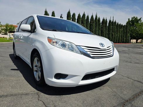 Used 2015 Toyota Sienna LE FWD image 1