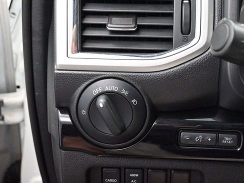 Used 2021 Nissan Titan SV w/ SV Convenience Package image 23