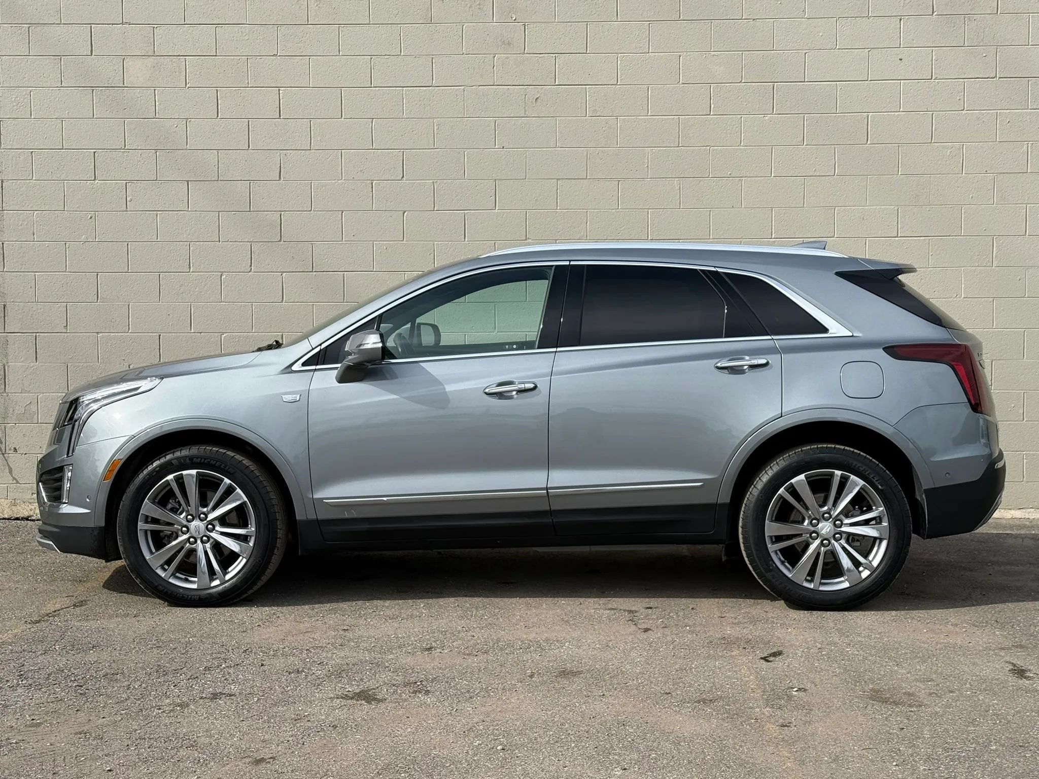 Used 2023 Cadillac XT5 Premium Luxury w/ Technology Package AWD/4WD image 3