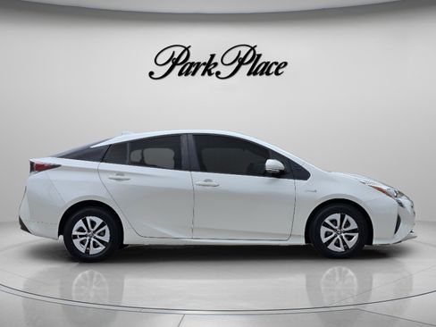Used 2016 Toyota Prius Four FWD image 6