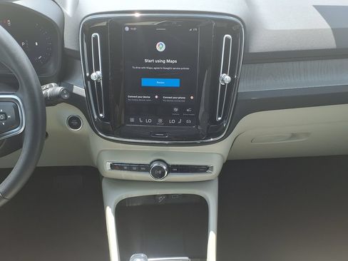 Certified 2024 Volvo XC40 B5 Plus AWD/4WD image 31