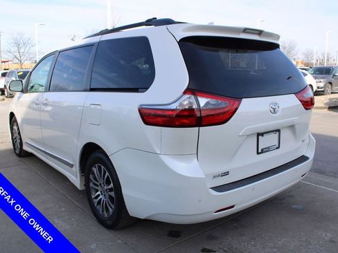 Used 2020 Toyota Sienna XLE w/ XLE Navigation Package image 5