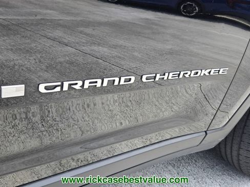 Used 2024 Jeep Grand Cherokee Laredo AWD/4WD image 17