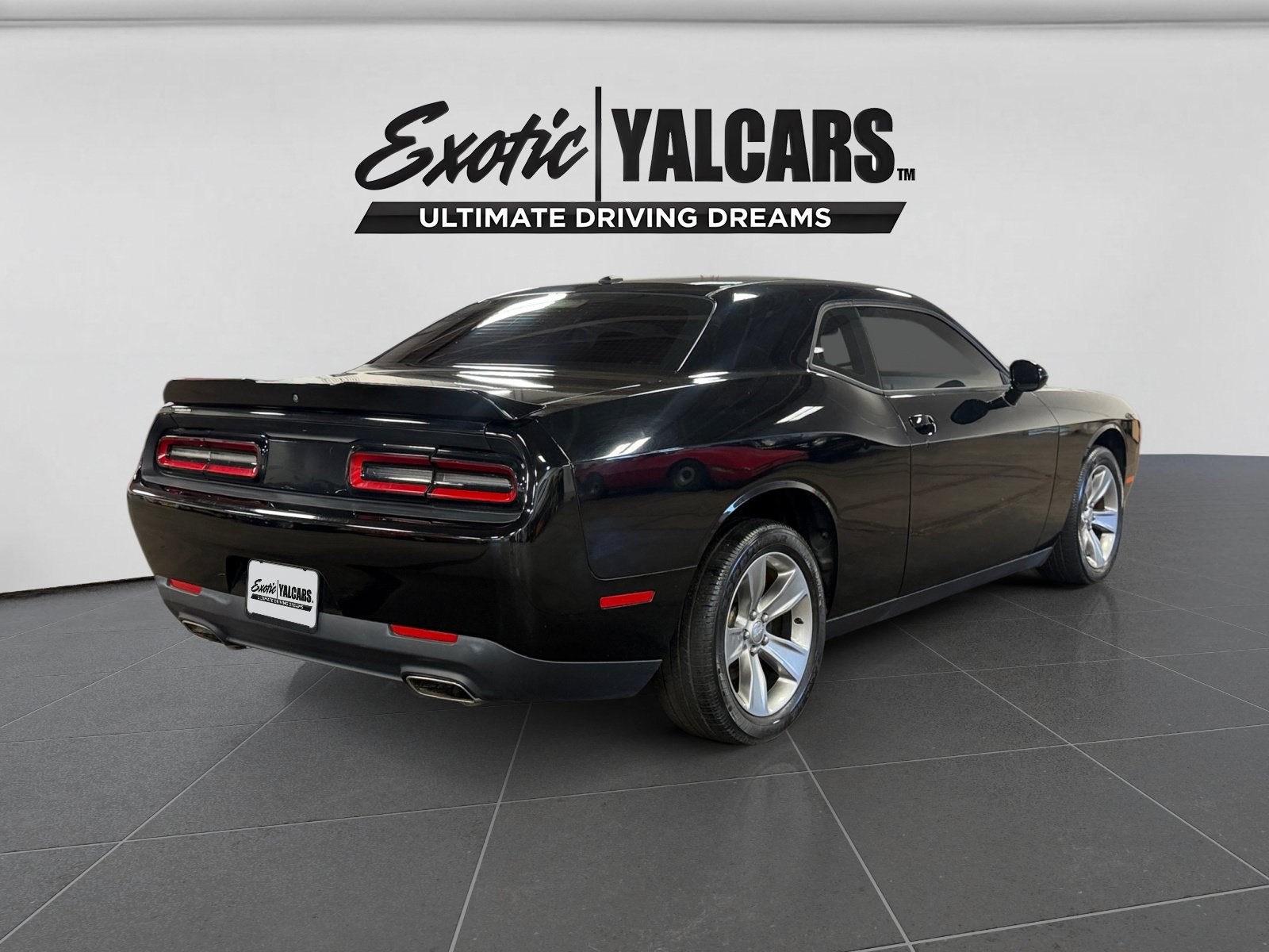 Used 2019 Dodge Challenger SXT RWD image 5