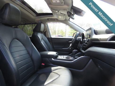 Used 2020 Toyota Highlander XLE AWD/4WD image 13