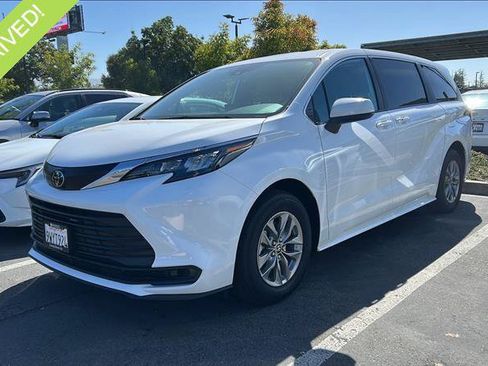 Certified 2026 Toyota Sienna LE AWD/4WD image 1