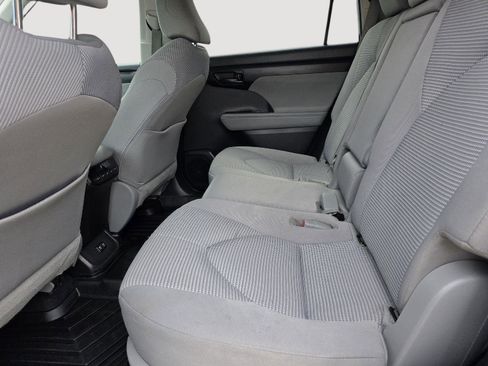 Used 2021 Toyota Highlander LE image 23