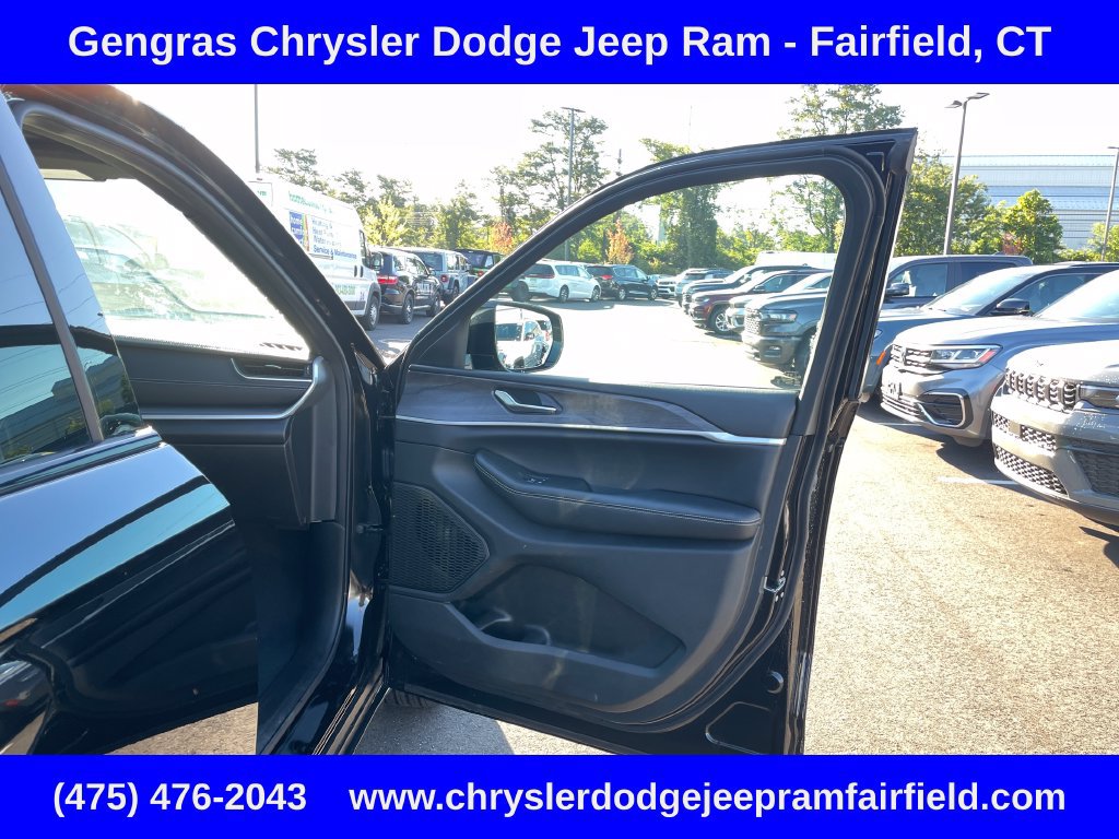 Used 2025 Jeep Grand Cherokee Limited AWD/4WD image 18