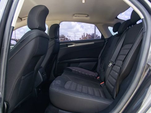 Used 2019 Ford Fusion SE FWD image 16