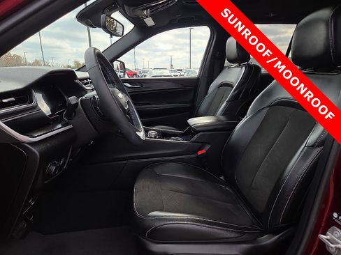 Used 2023 Jeep Grand Cherokee Altitude image 15