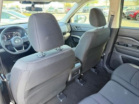 Used 2025 Nissan Pathfinder SV image 28