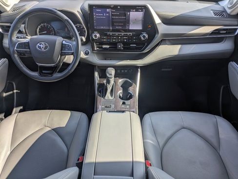 Used 2020 Toyota Highlander Limited image 16