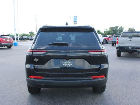 Used 2024 Jeep Grand Cherokee Altitude AWD/4WD image 8