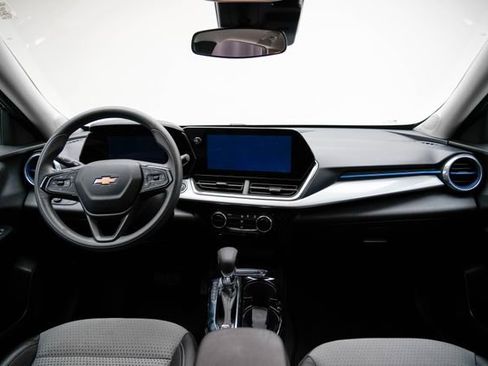 Used 2025 Chevrolet Trax LT FWD image 27