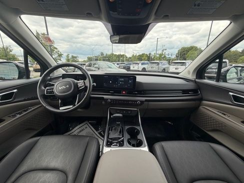 Used 2025 Kia Carnival EX FWD image 9