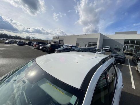 Used 2024 Nissan Pathfinder SV image 3