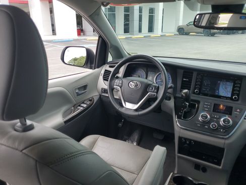 Certified 2018 Toyota Sienna XLE Premium FWD image 16