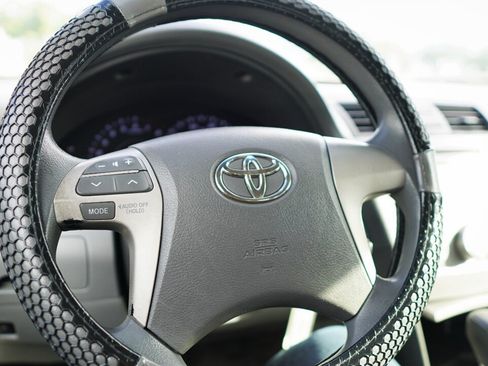 Used 2010 Toyota Camry LE FWD image 9