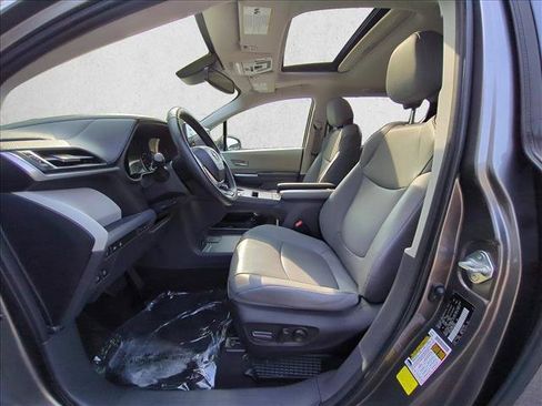 Used 2022 Toyota Sienna XLE w/ XLE Plus Package FWD image 17