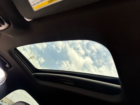 Used 2025 Chevrolet Trax RS w/ Sunroof Package FWD image 18