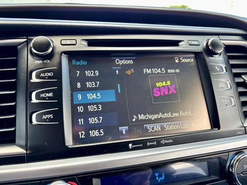 Used 2019 Toyota Highlander Plus w/ Carpet Mat Package (TMS) AWD/4WD image 34