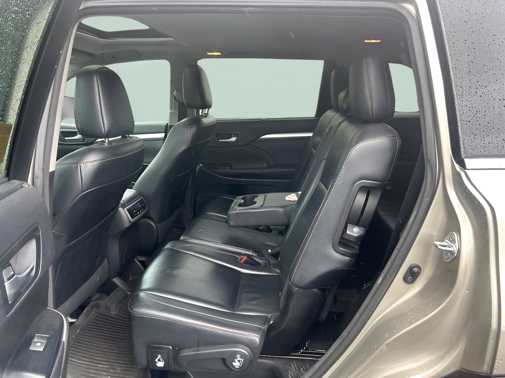 Used 2016 Toyota Highlander XLE AWD/4WD image 18