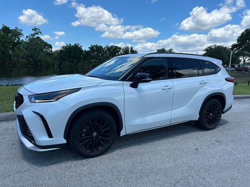 Used 2023 Toyota Highlander XSE FWD image 2
