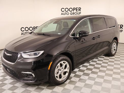 Used 2024 Chrysler Pacifica Limited w/ Uconnect Theater Family Group AWD/4WD image 11