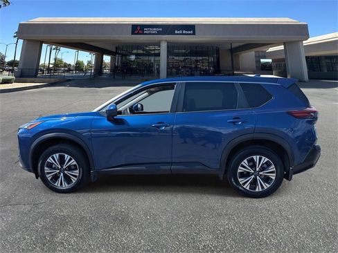 Used 2023 Nissan Rogue SV image 2