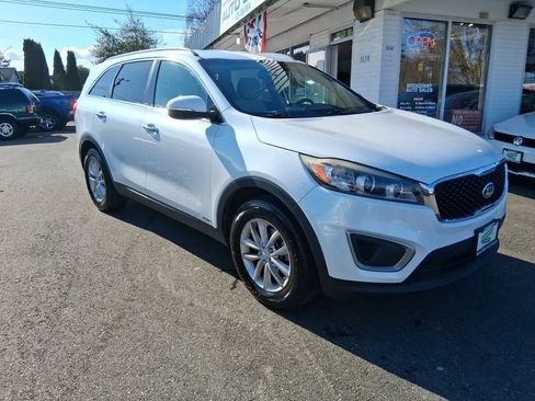 Used 2017 Kia Sorento AWD image 3