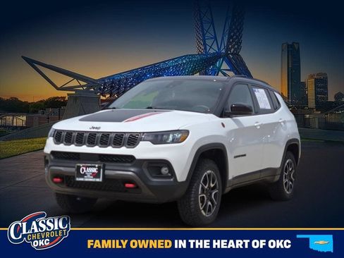 Used 2024 Jeep Compass Trailhawk AWD/4WD image 3