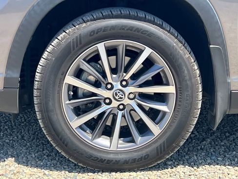 Used 2019 Toyota Highlander XLE AWD/4WD image 12